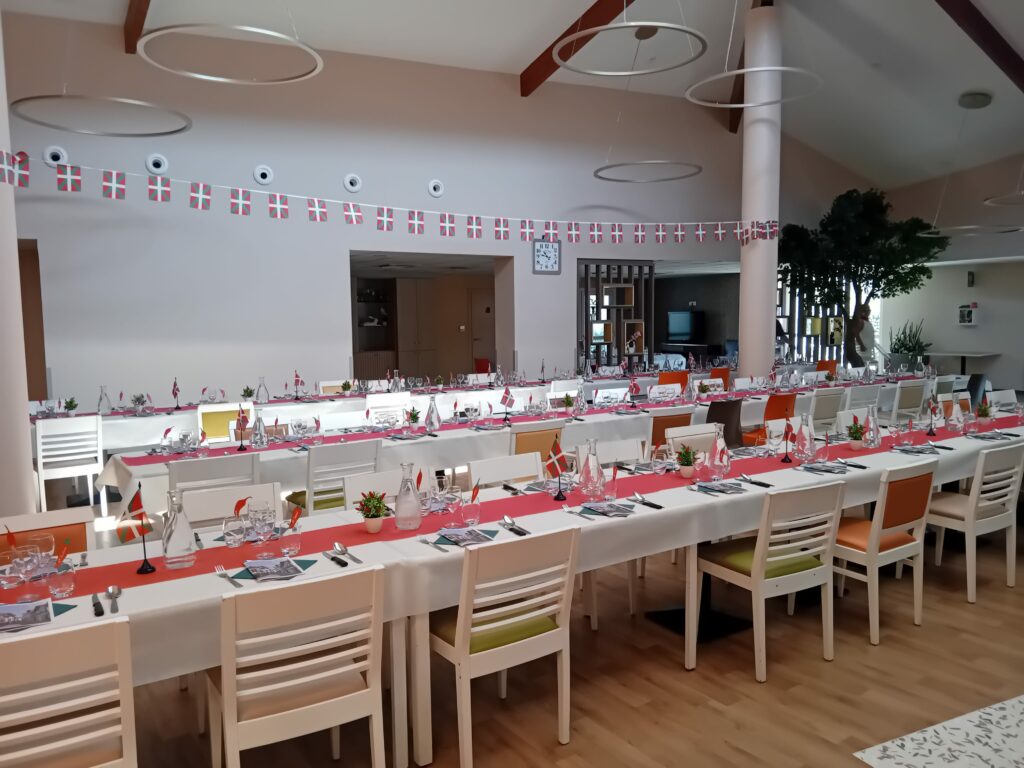 Tables décorées aux couleurs du Pays Basque : rouge, blanc et vert.